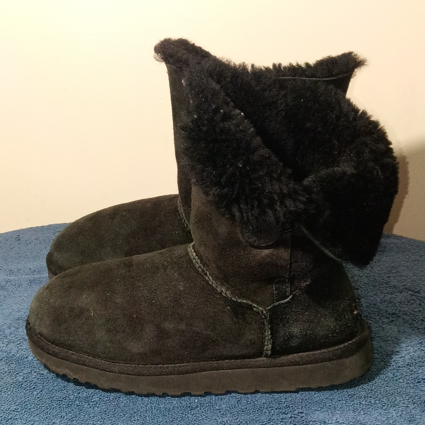 UGG Australia Boots Bailey Button Classic Short Women’s Size 10 Black