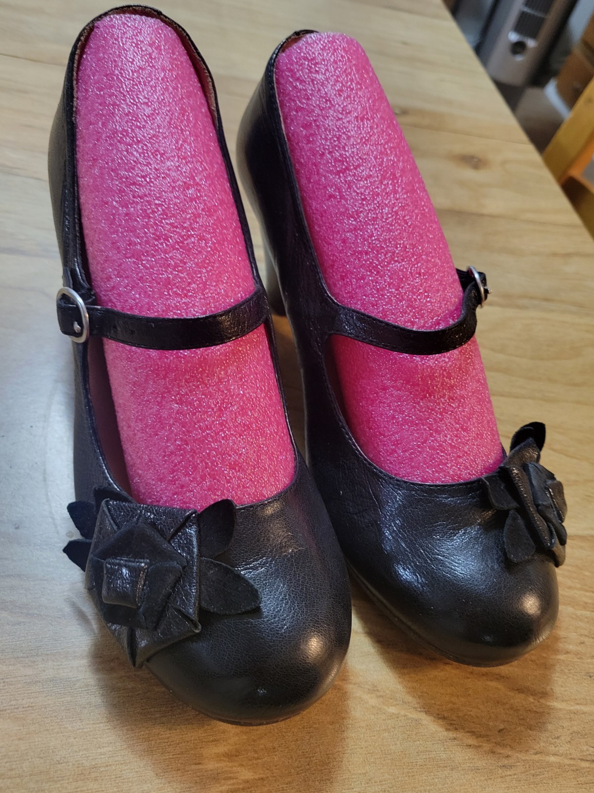 Black Leather Shallow Toe Mary Jane Style Pump By NAYA sz 9-W. Immaculate Condtn