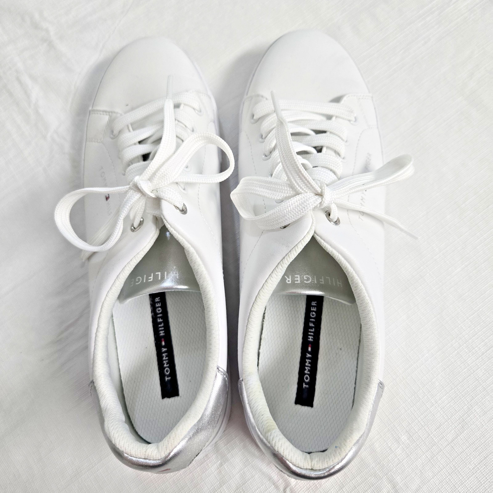 Tommy Hilfiger Lyan Womens Logo Low Top Sneakers White Silver US Size 9.5M