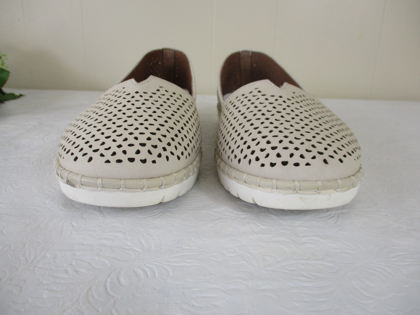 Adam Tucker by Me Too Neela Flats 8.5 Beige Perforated Leather Ballet Shoes