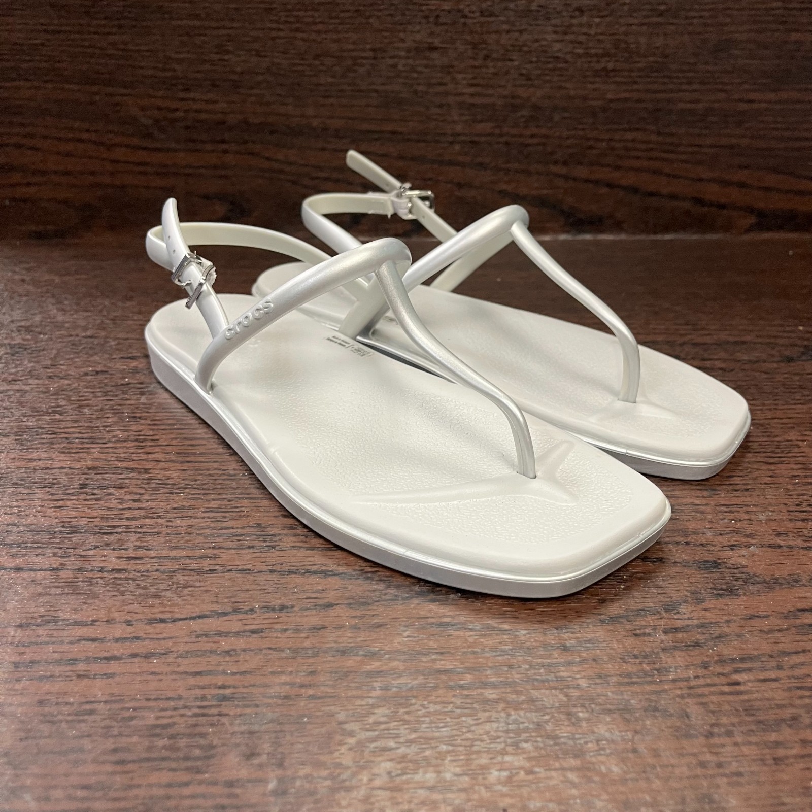 Crocs Women’s Getaway T-Strap Sandal Size 6 Silver Flat Strappy Comfort Beach