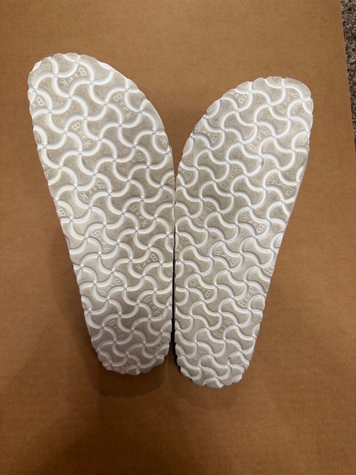 Birkenstock arizona soft footbed- white leather- size 9-9.5- excellent condition