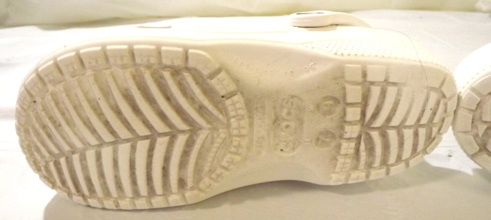 Crocs Unisex Adult Classic Unlined Clog Shoes Mens Size 7 Womens 9 White