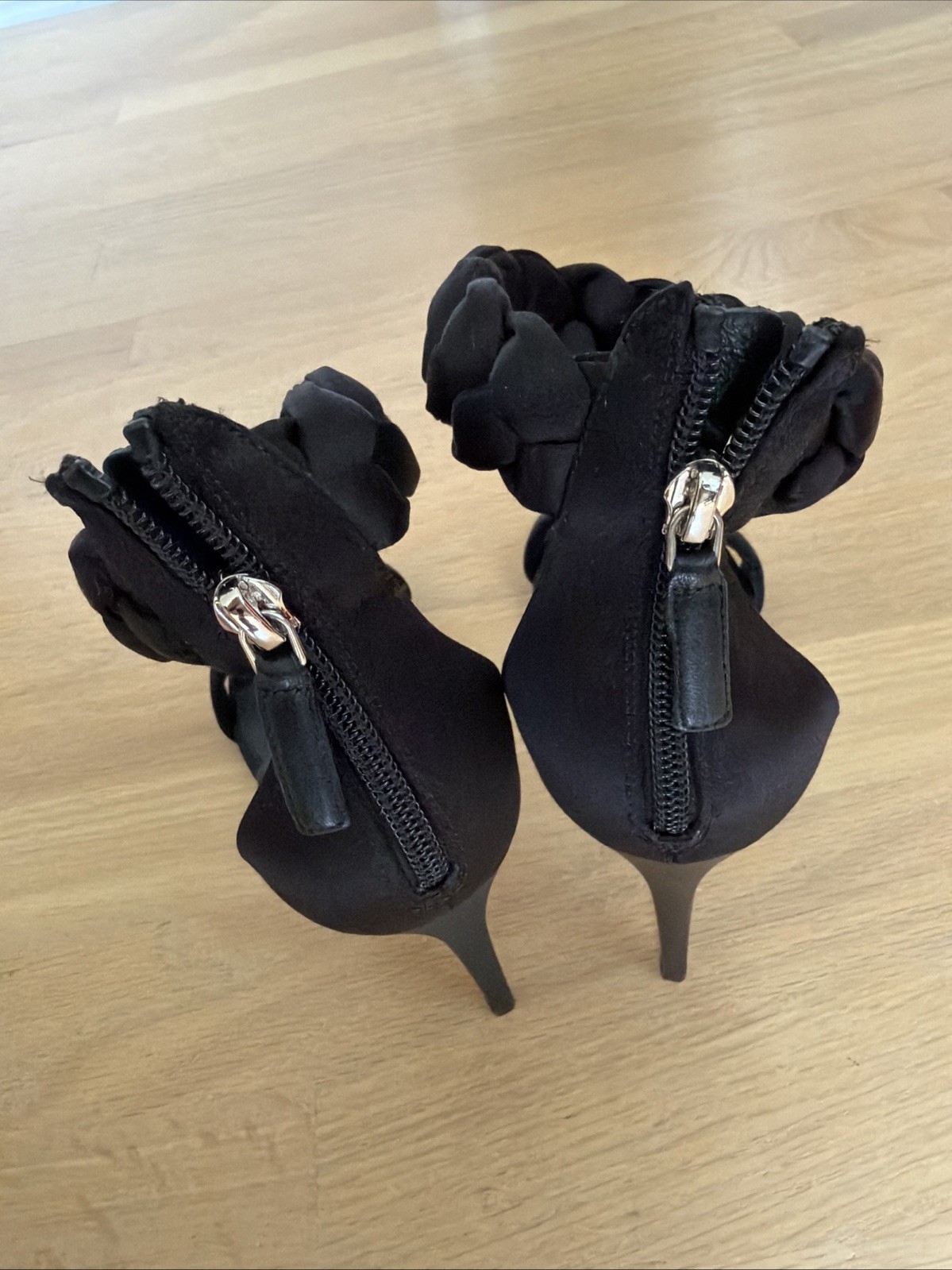 Oscar de la Renta Black Braided Strappy Heels Womens Size 8 3 Inch Heel Zipper