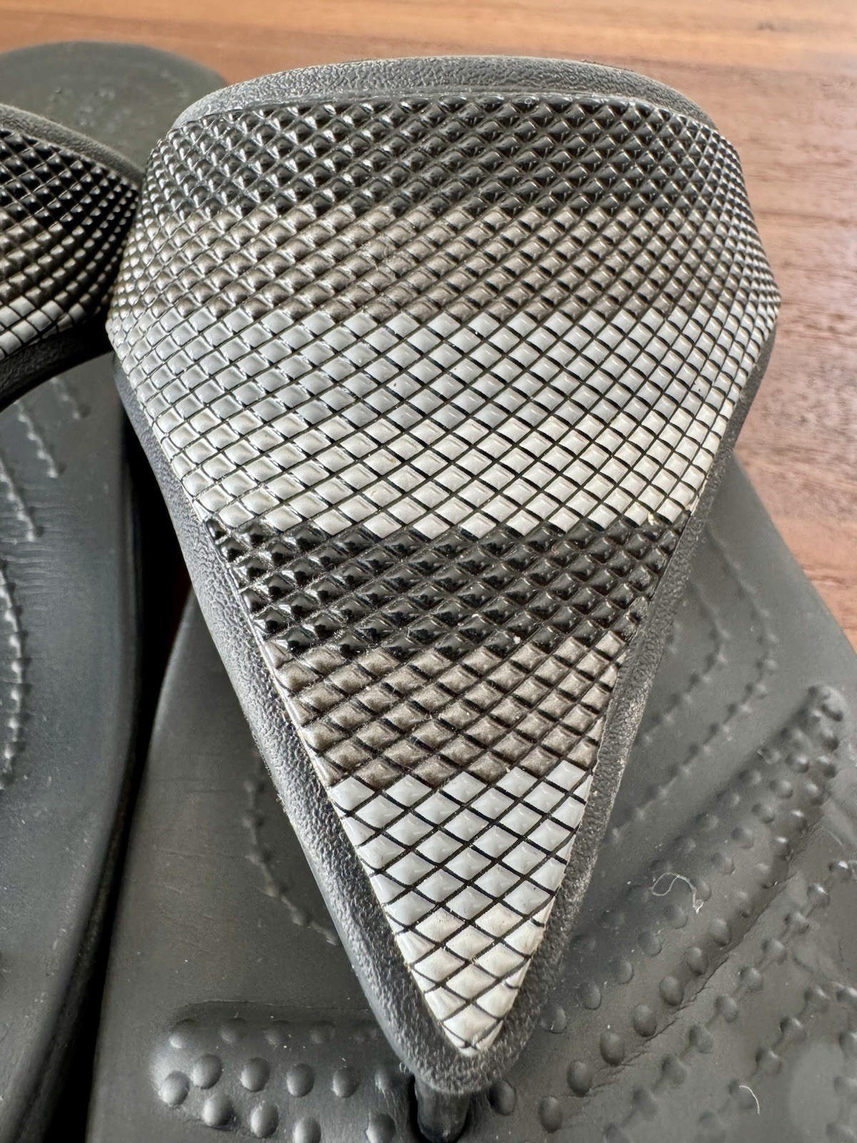 Crocs Monterey Black Silver Metallic Strap Wedge Flip Flop Sz 7 Women’s Sandals