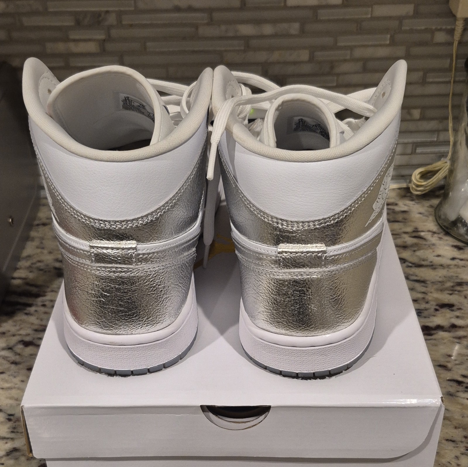 Jordan WMNS Air Jordan 1 Mid SE Metallic Silver White Leather FN5031-100