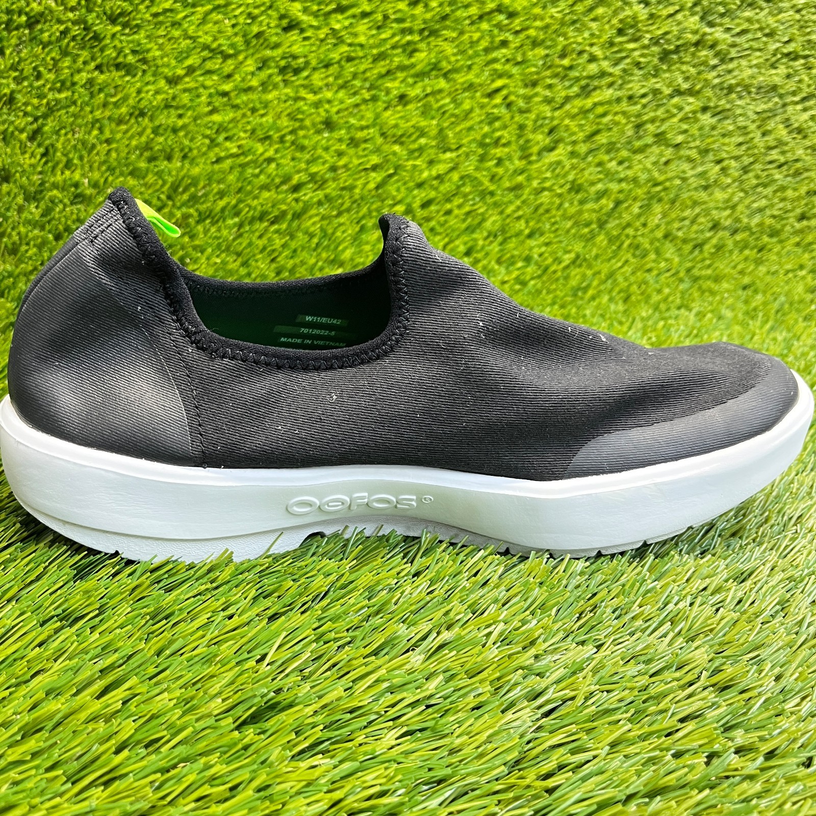 OOFOS OOmg eeZee Low Womens Size 11 Black Casual Walking Slip On Recovery Shoes
