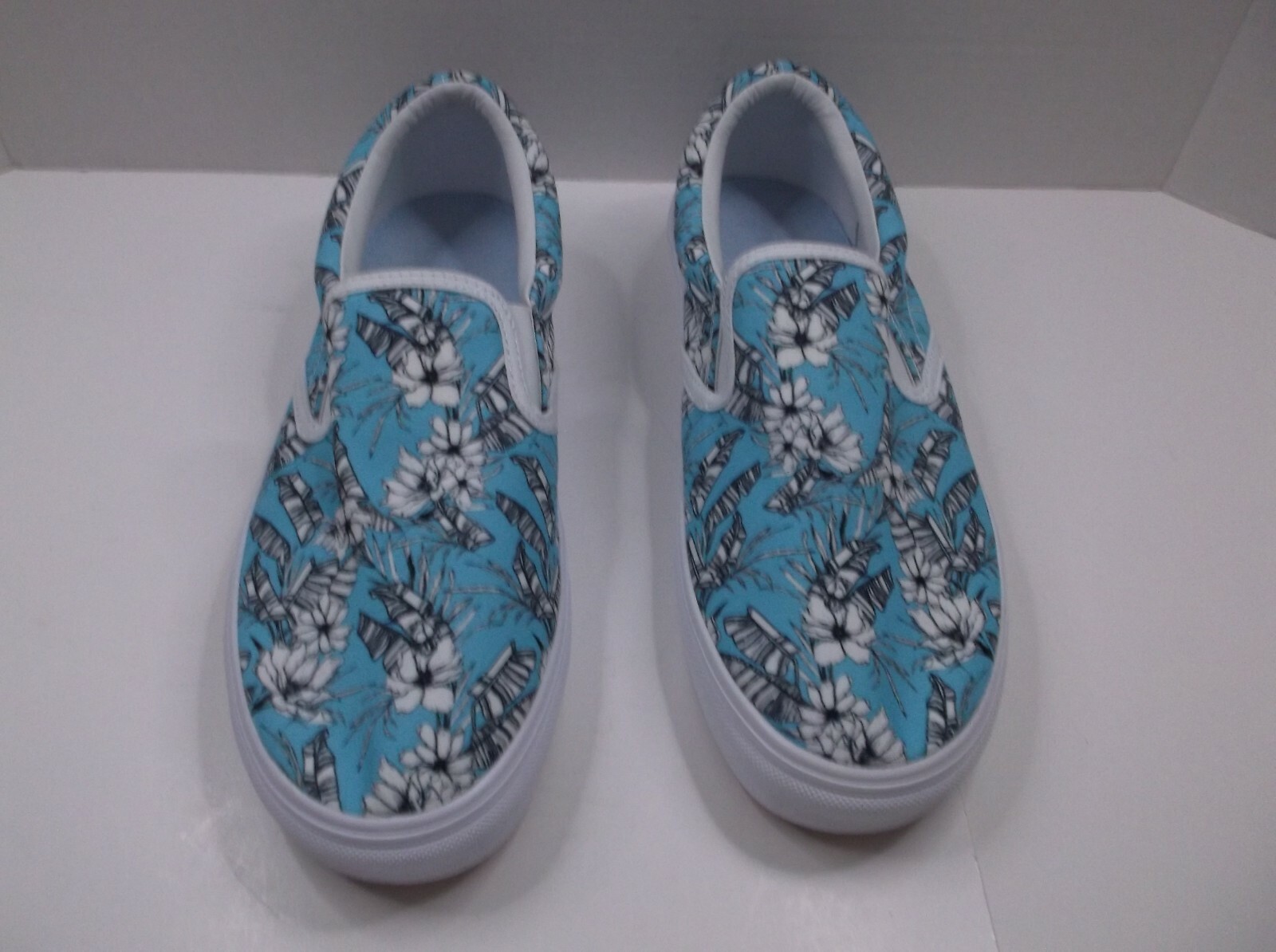 Three In Women Size 9.5 M White Fashion Sneakers Fabric / New
