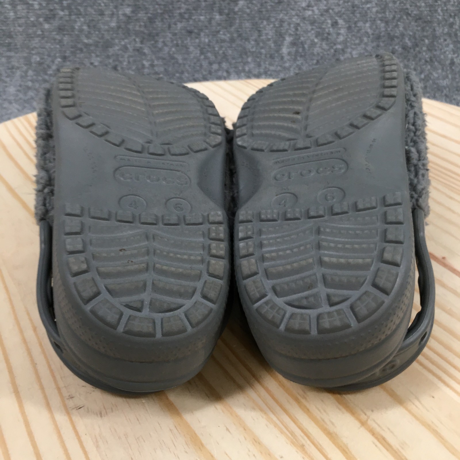 Crocs Shoes Mens 4 Womens 6 Classic Fuzz Mania Clog Gray Faux Fur Comfort Logo