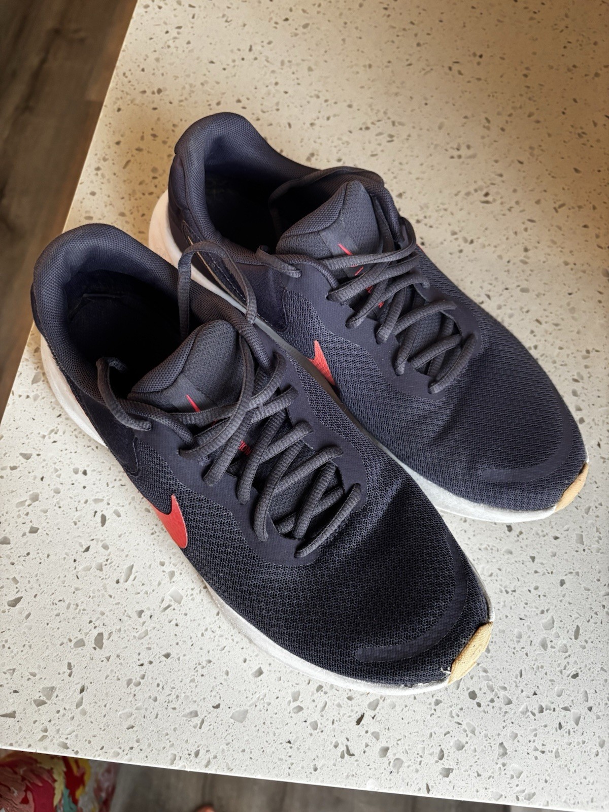 Nike Revolution 7 Men’s Low Top Lace-Up Mesh Sneakers Blue/Red/White Gum