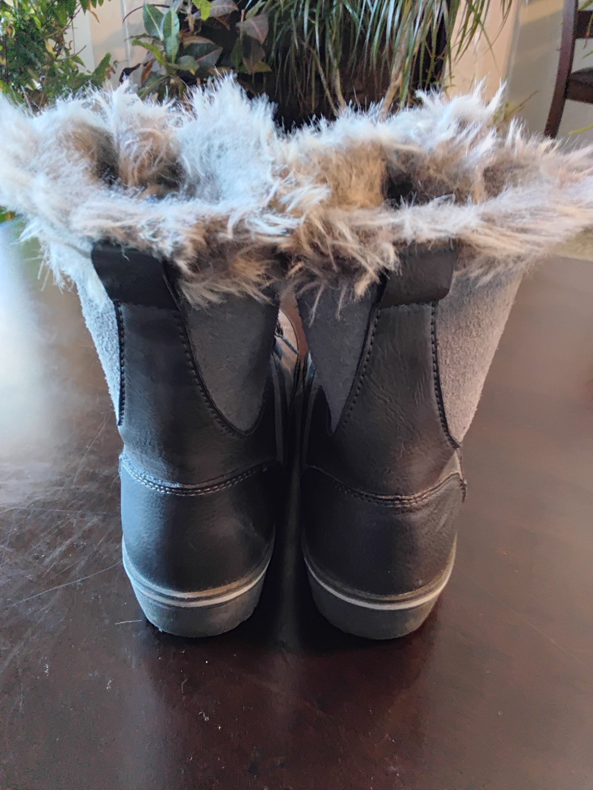 Synthetic leather winter boots with faux fur collar lining