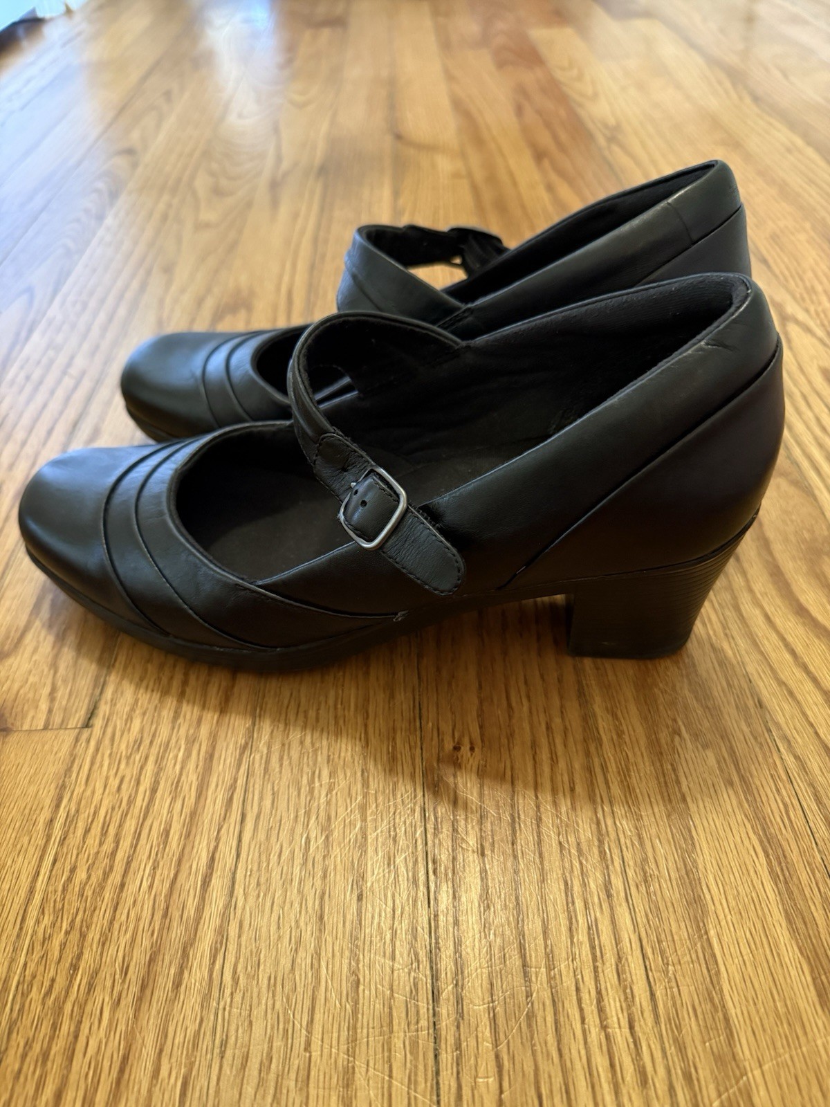 Clarks Women’s Mary Jane Leather Heels Black Round Toe Buckle Strap Sz 11