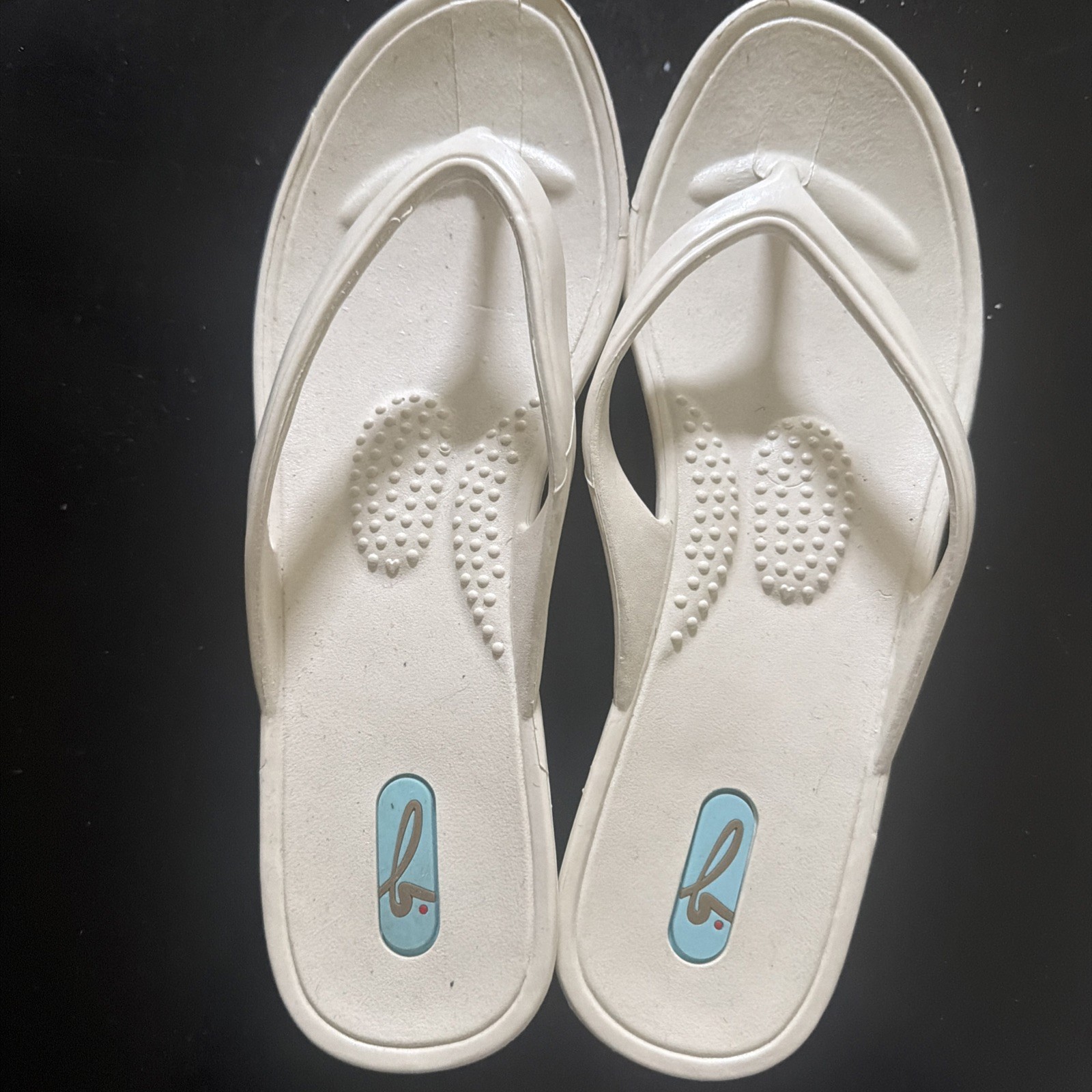 OKA­­·B Women’s Thong Sandals Comfort Shoes WHITE Size: MEDIUM/LARGE 2” heel