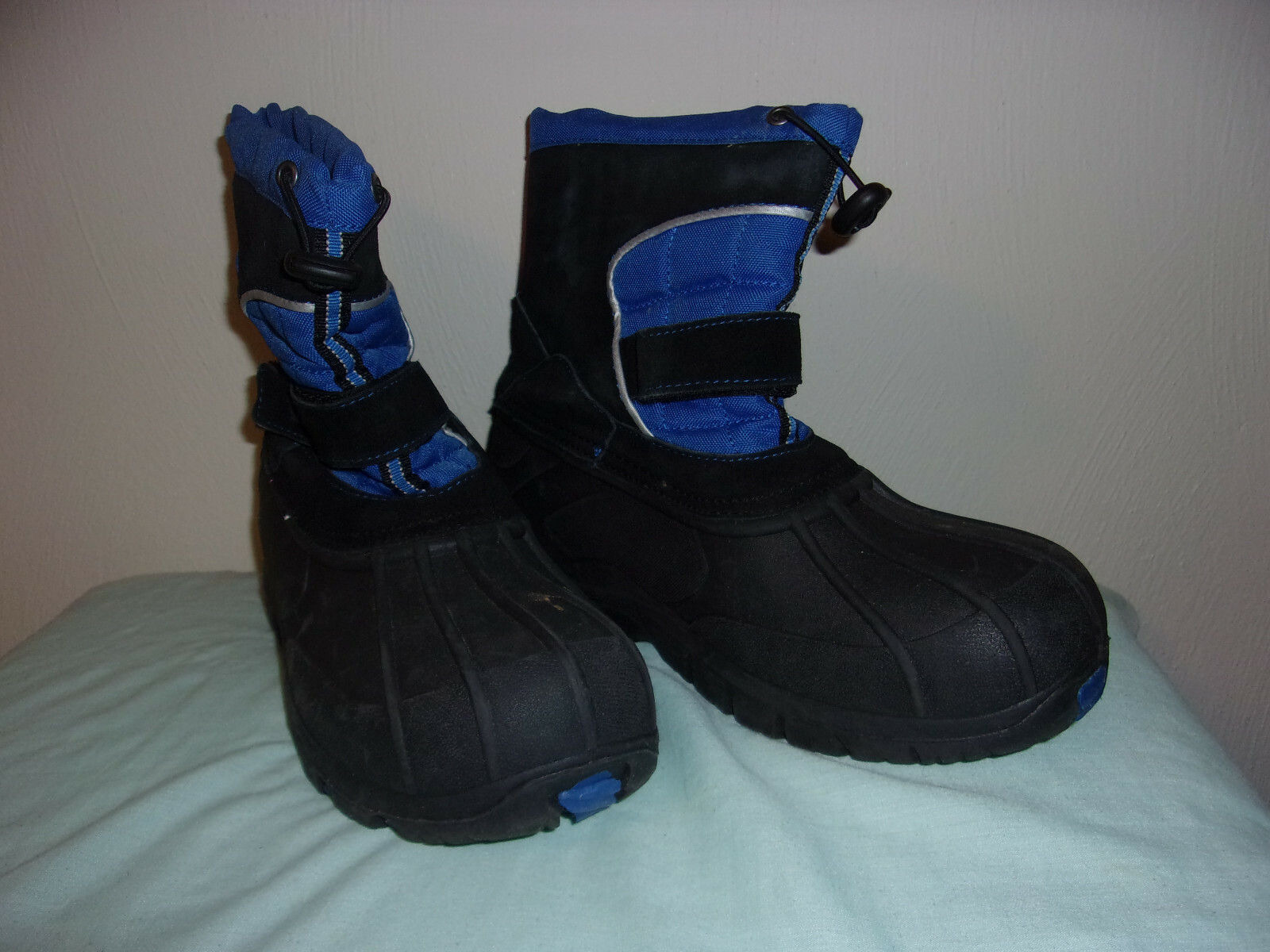 WOMAN’S BLACK BLUE SNOWBOOTS SIZE 6 BY TOTES WINTER FALL