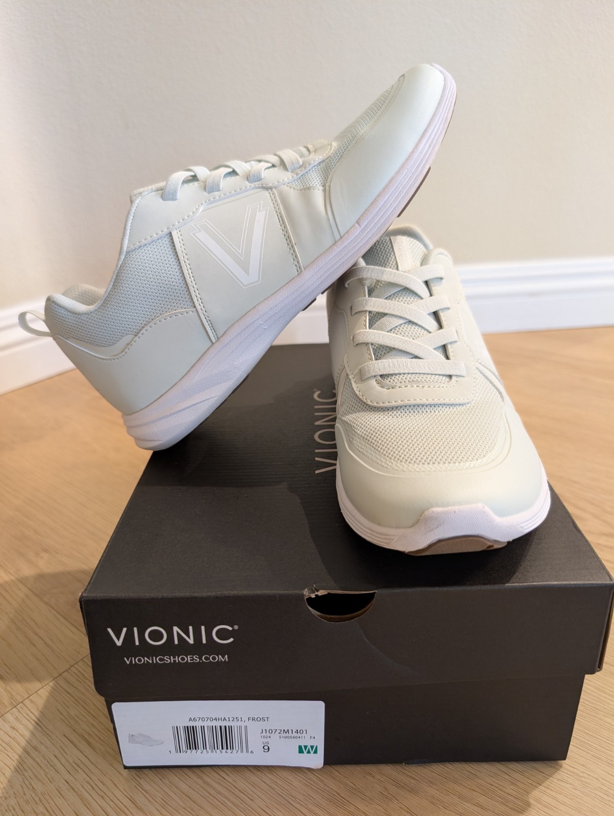 Vionic Shay II Women’s 9 Wide – Slip-On Walking Sneakers Frost Green – Used Good