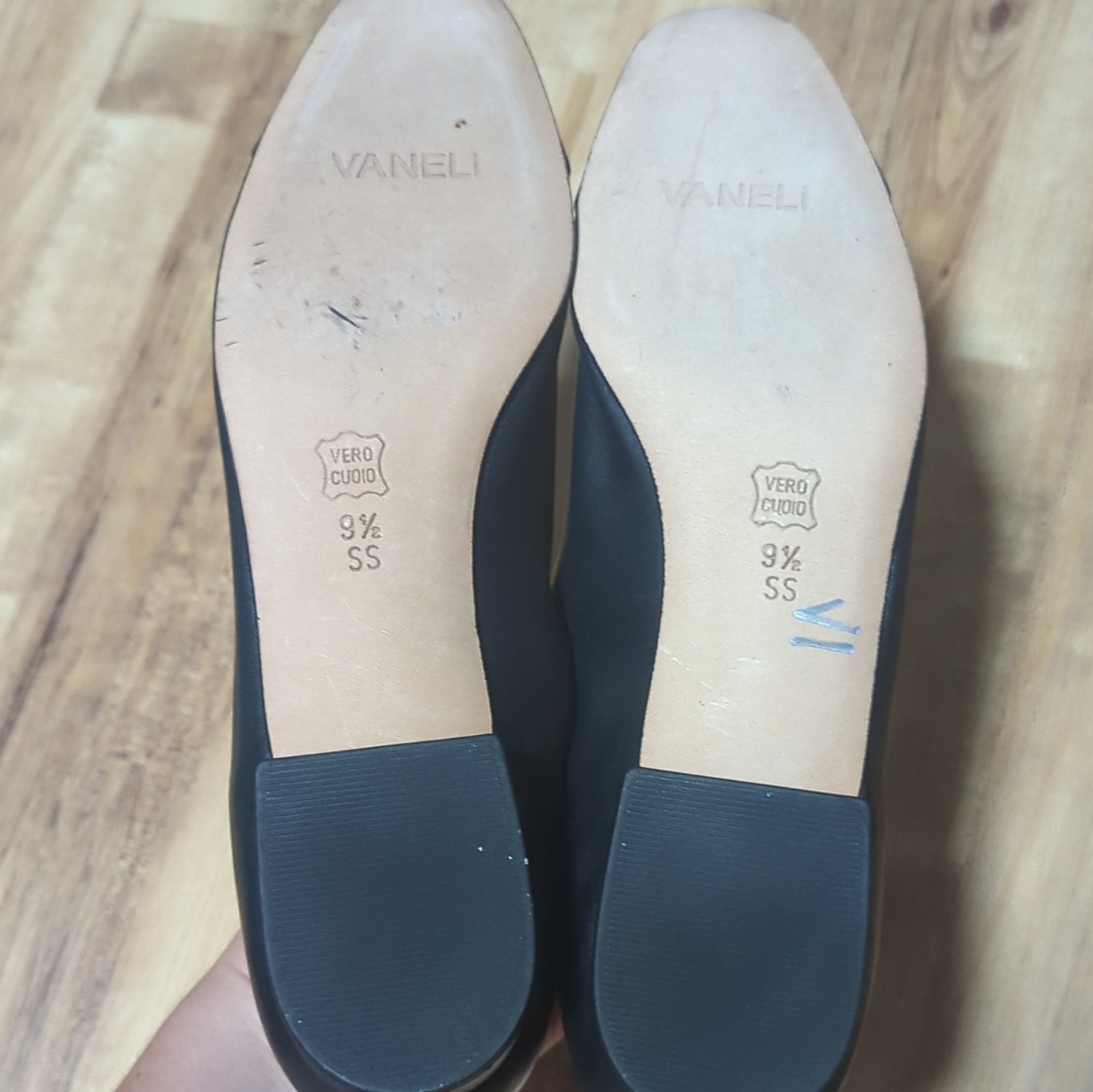 Vaneli Women’s Black Leather Flat Slip On Cap Toe Square Toe US 9.5