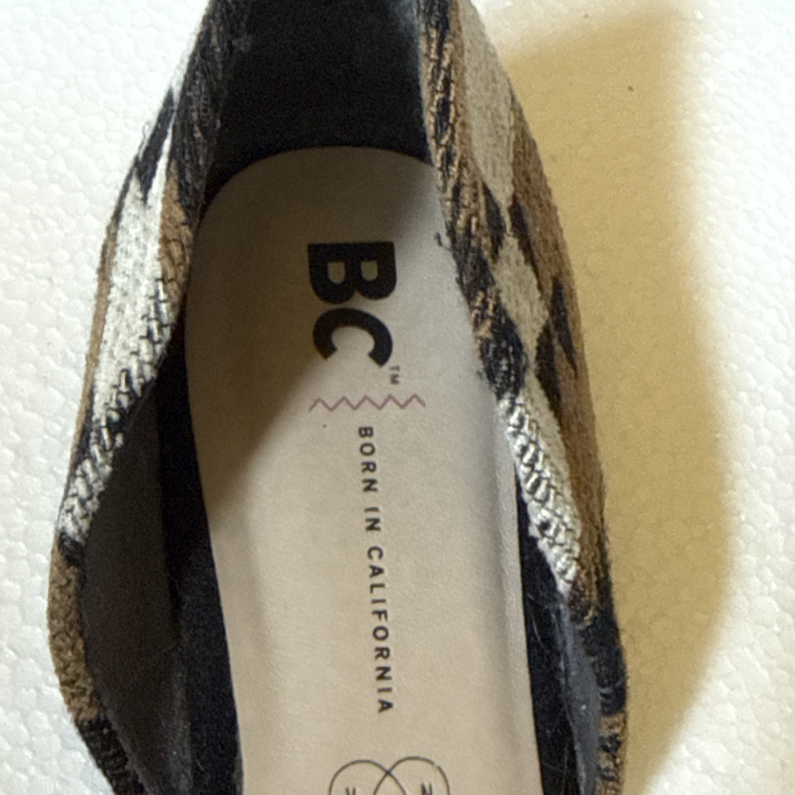 BC Born In California Vegan Women’s Slip On Flats Pointy Toe Aztec Print Size 6