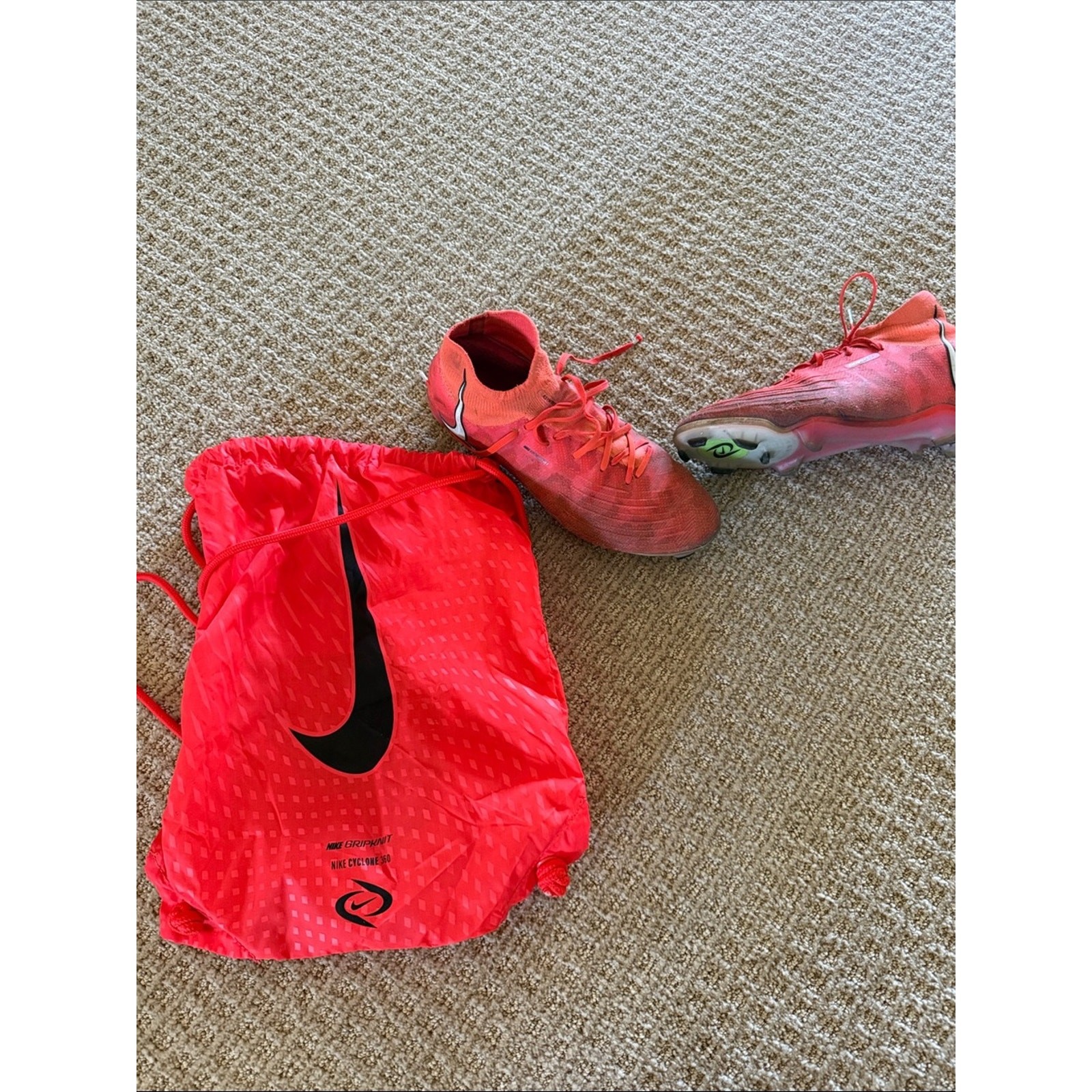 Women’s Nike Soccer Phantom Luna pink cleats sz 8.5 with bag