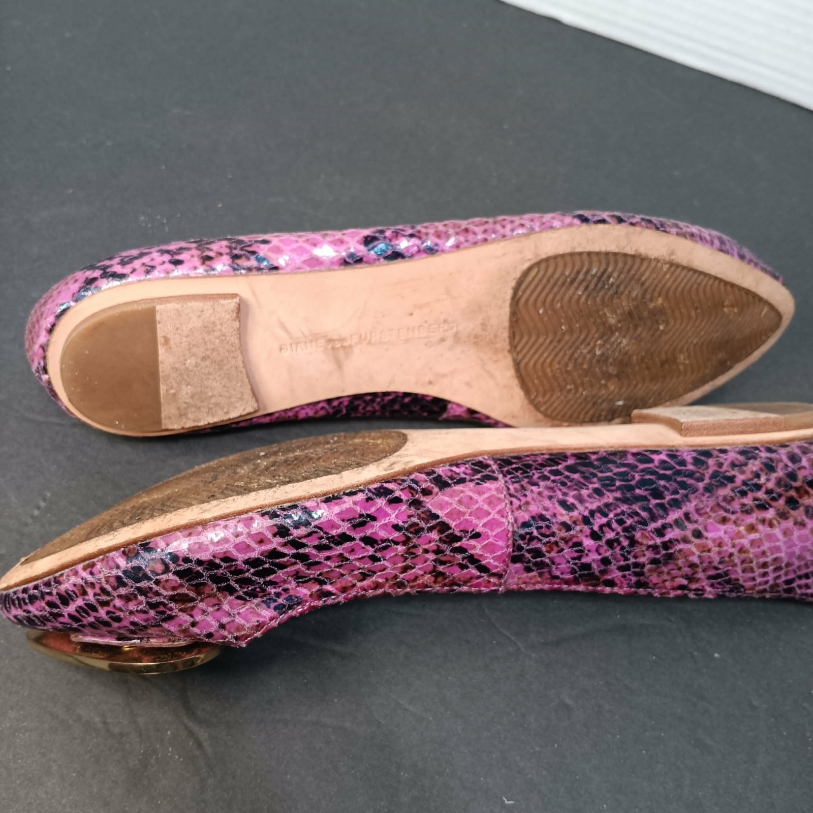 Diane Von Furstenberg Pink Leather Snake Skin,Gold Metal Heart Flat SZ US7.5 UK5