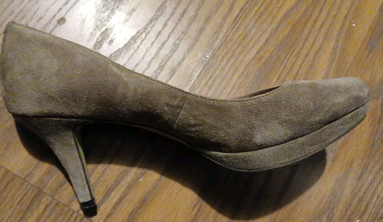 Women’s Size 9.5 M Vince Camuto Beige Suede High Heels- Please See Description