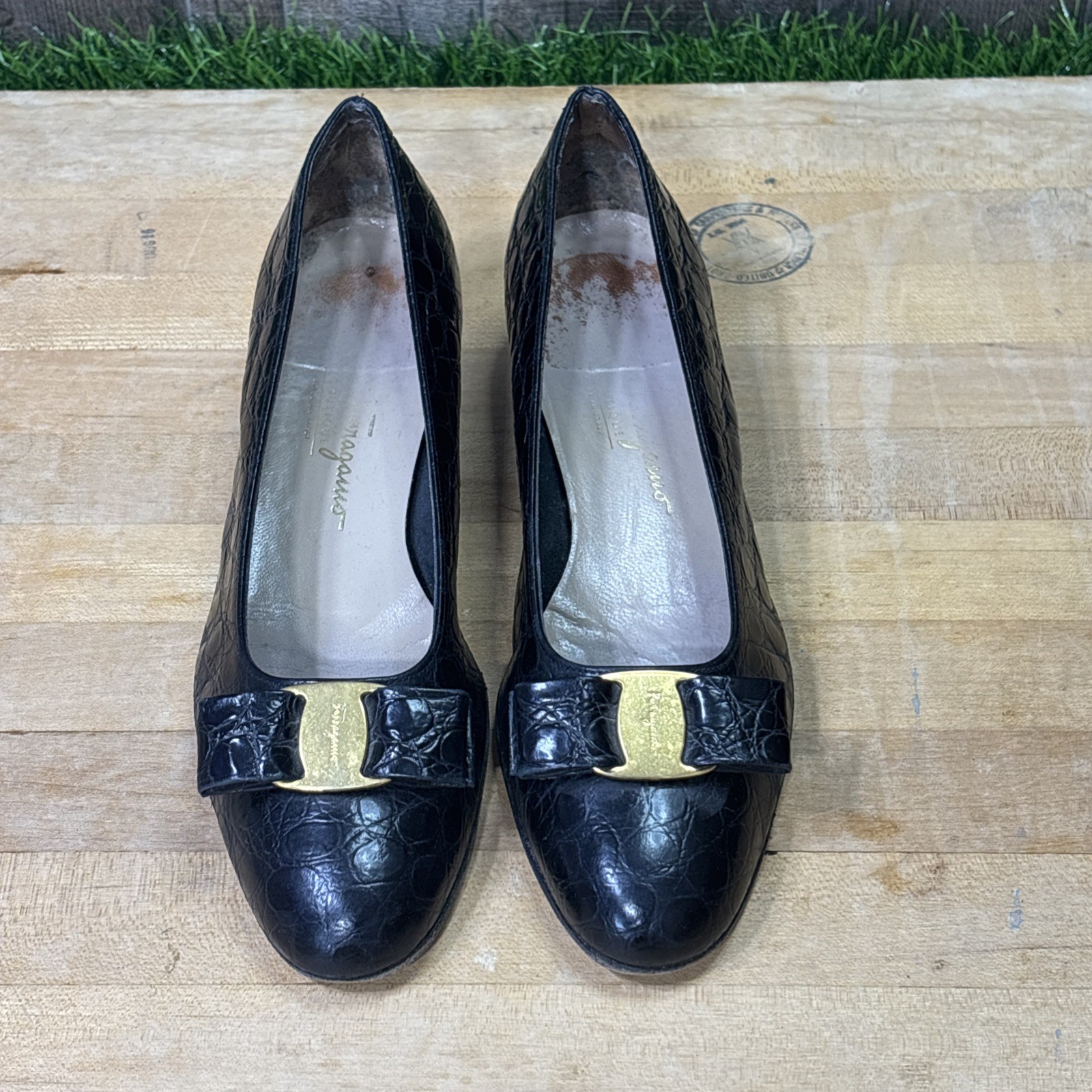 Vintage Salvatore Ferragamo Vara Black Croc Embossed Leather Pumps Sz 9B