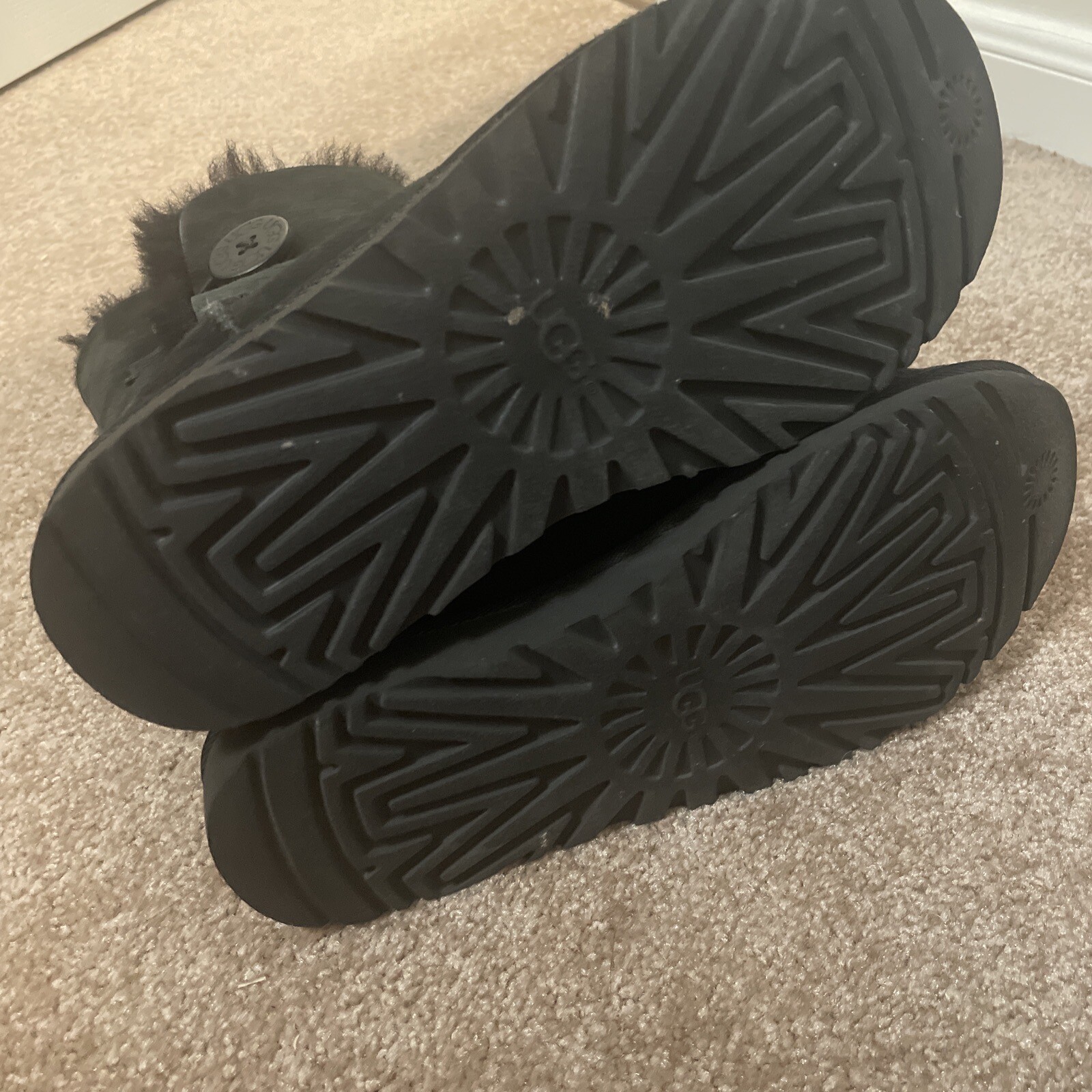 UGG Australia Bailey Button Black Leather Women’s Boots Size 7 S/N 5803