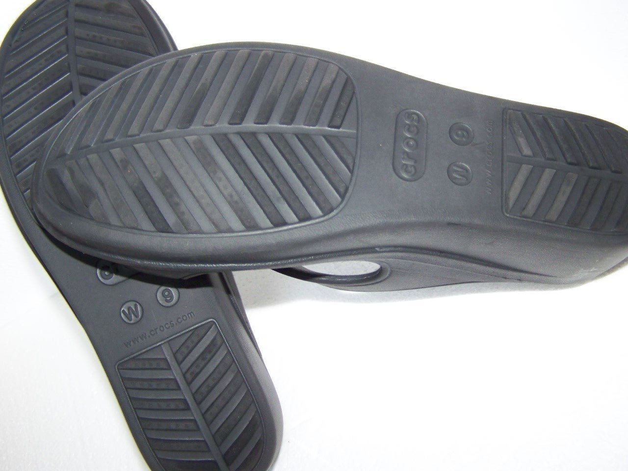 CROCS Silver Ring Black 2″ Wedge Sandals Comf Slides NOT THONGS Size 9 NexToNEW