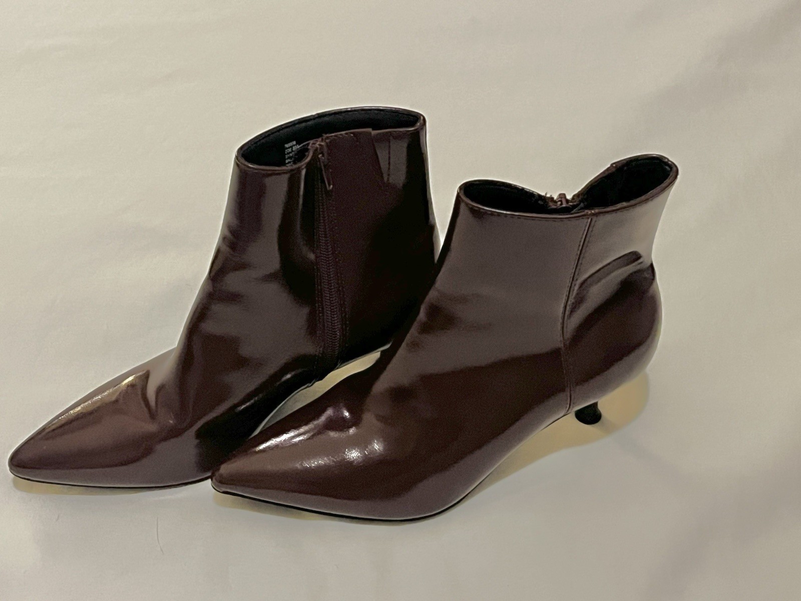 Rachel Zoe «Zoe» Cherry Patent Pointed-Toe Kitten Heel Ankle Boots Sz 8