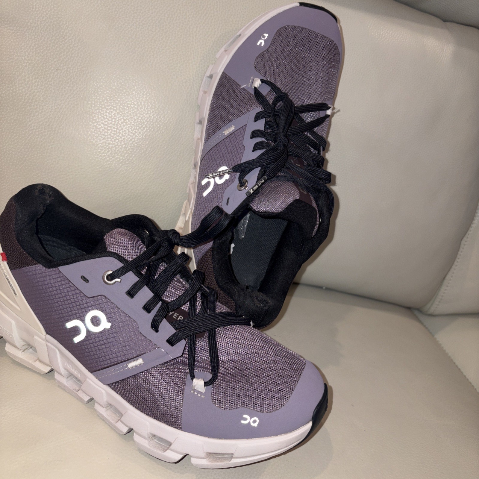 On Cloud/ Women’s Sz9 / Cloud Running Shoes / Lilac/black
