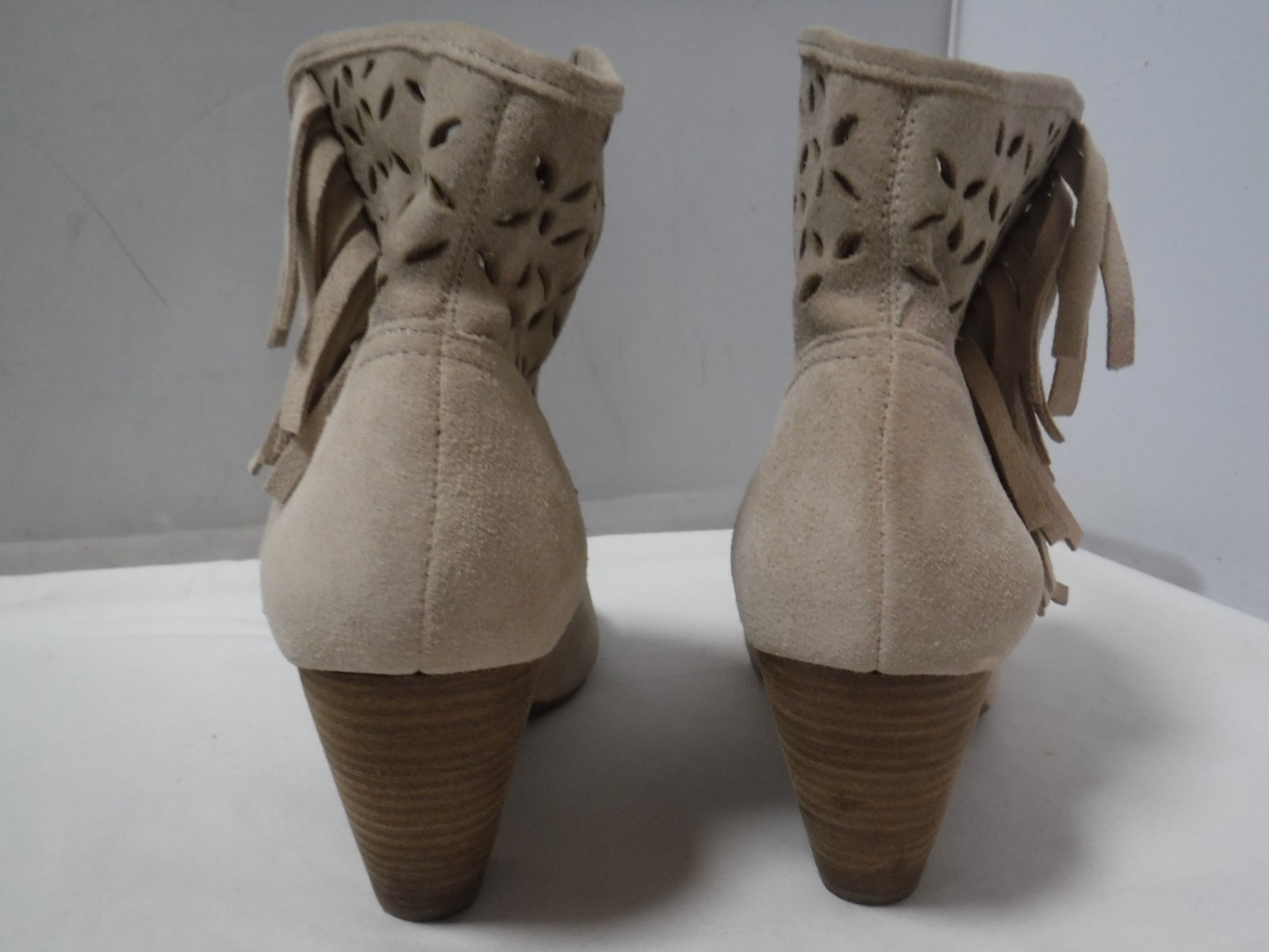 GA2 JESSICA SIMPSON Cut Out Leather Cream Ankle Fringed Chunky Heel Boots 9.5