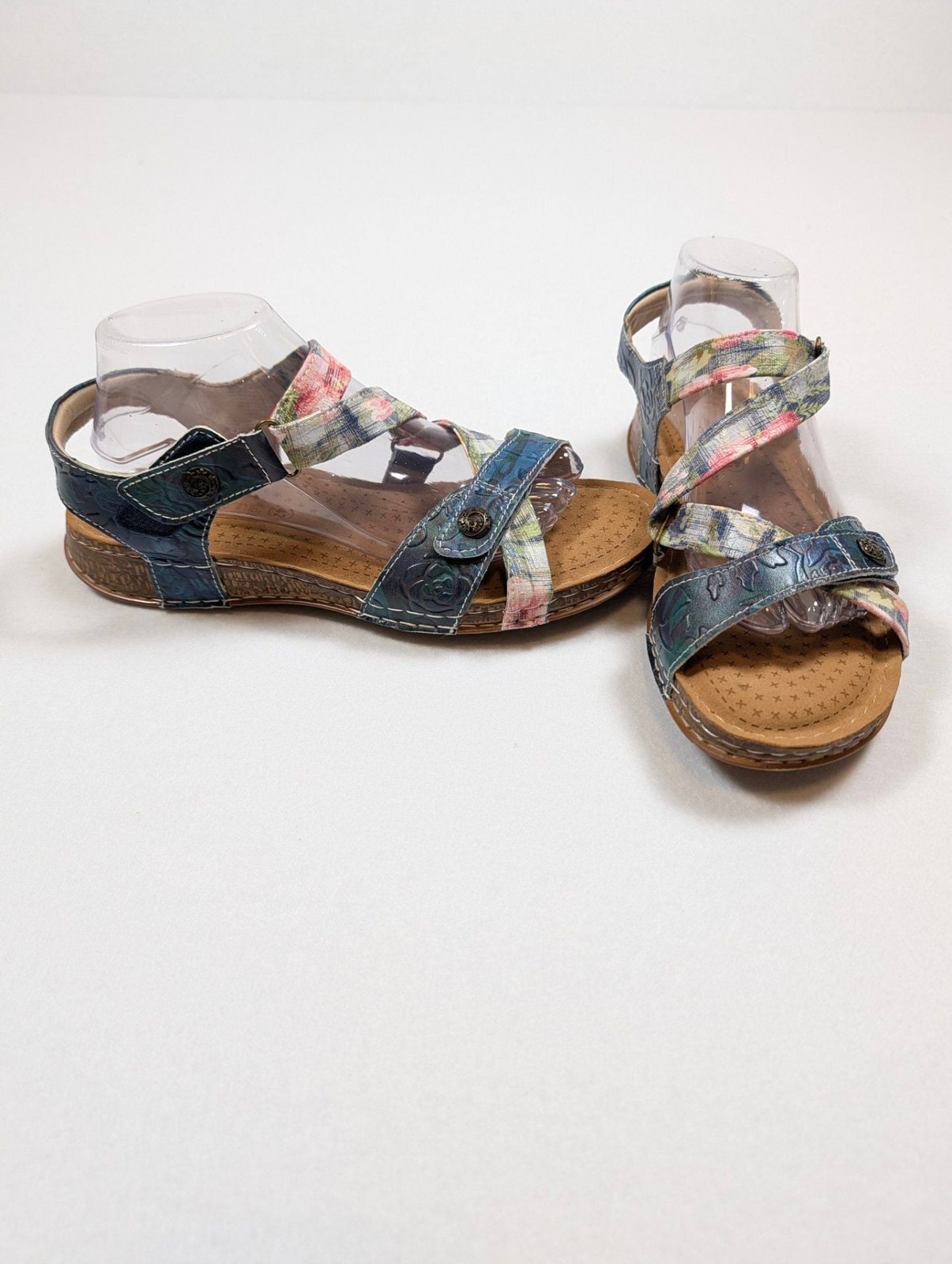 L’Artiste by Spring Step Collette Floral Embossed Strappy Sandals size 10.5