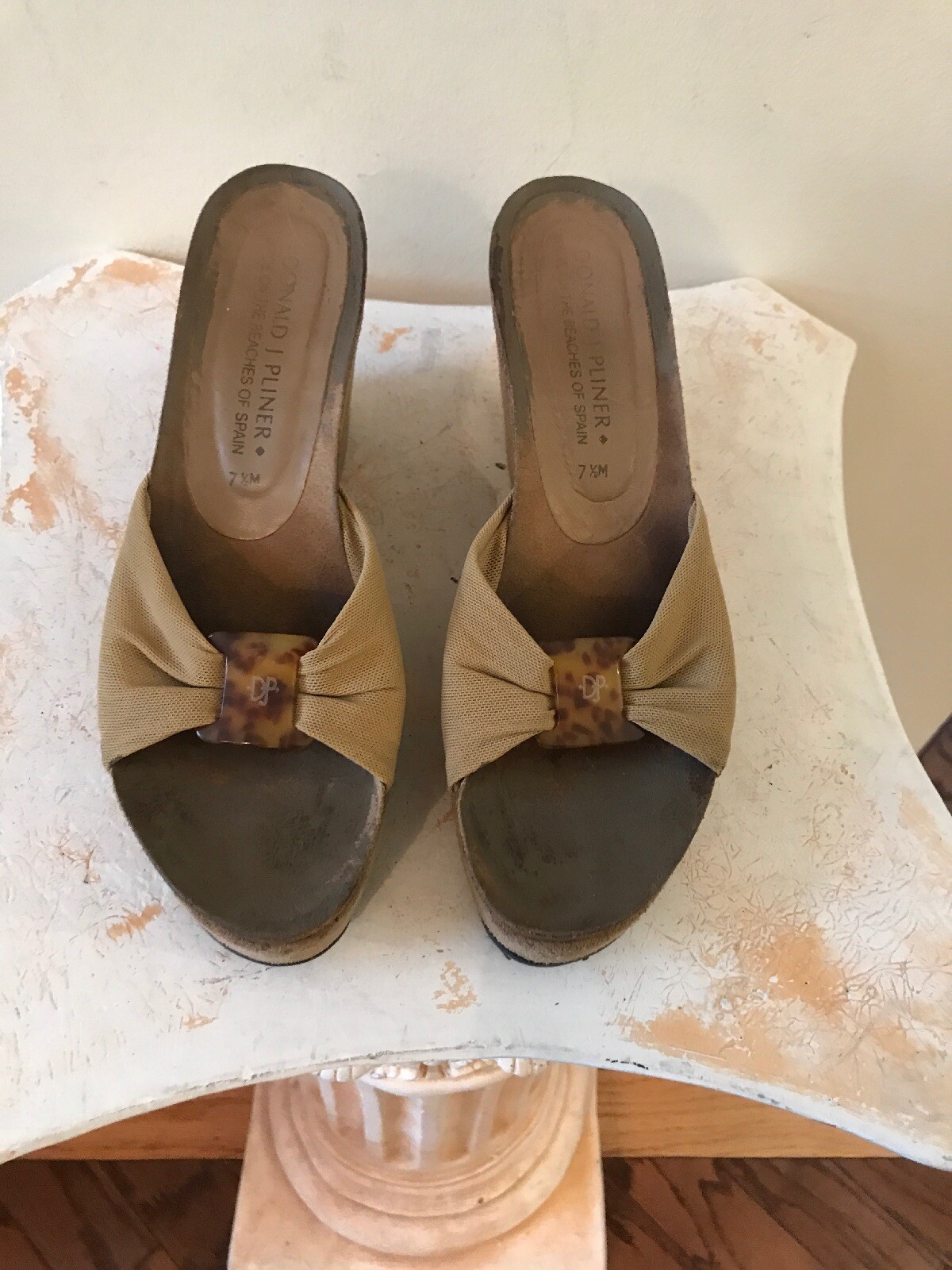 DONALD J PLINER BEIGE BROWN WEDGE SLIP ON SLIDES SANDALS SIZE 7.5 M WOMEN’S