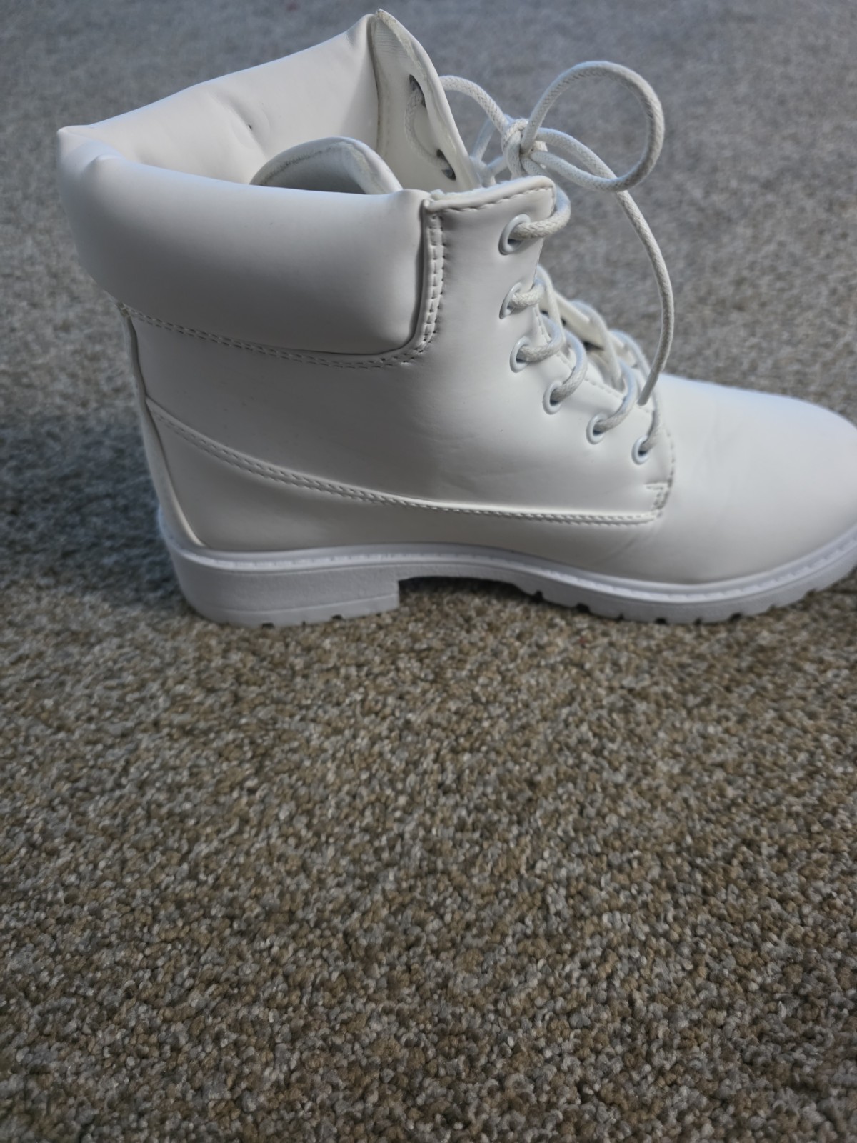 Rouge White On White Boots Size 7.5