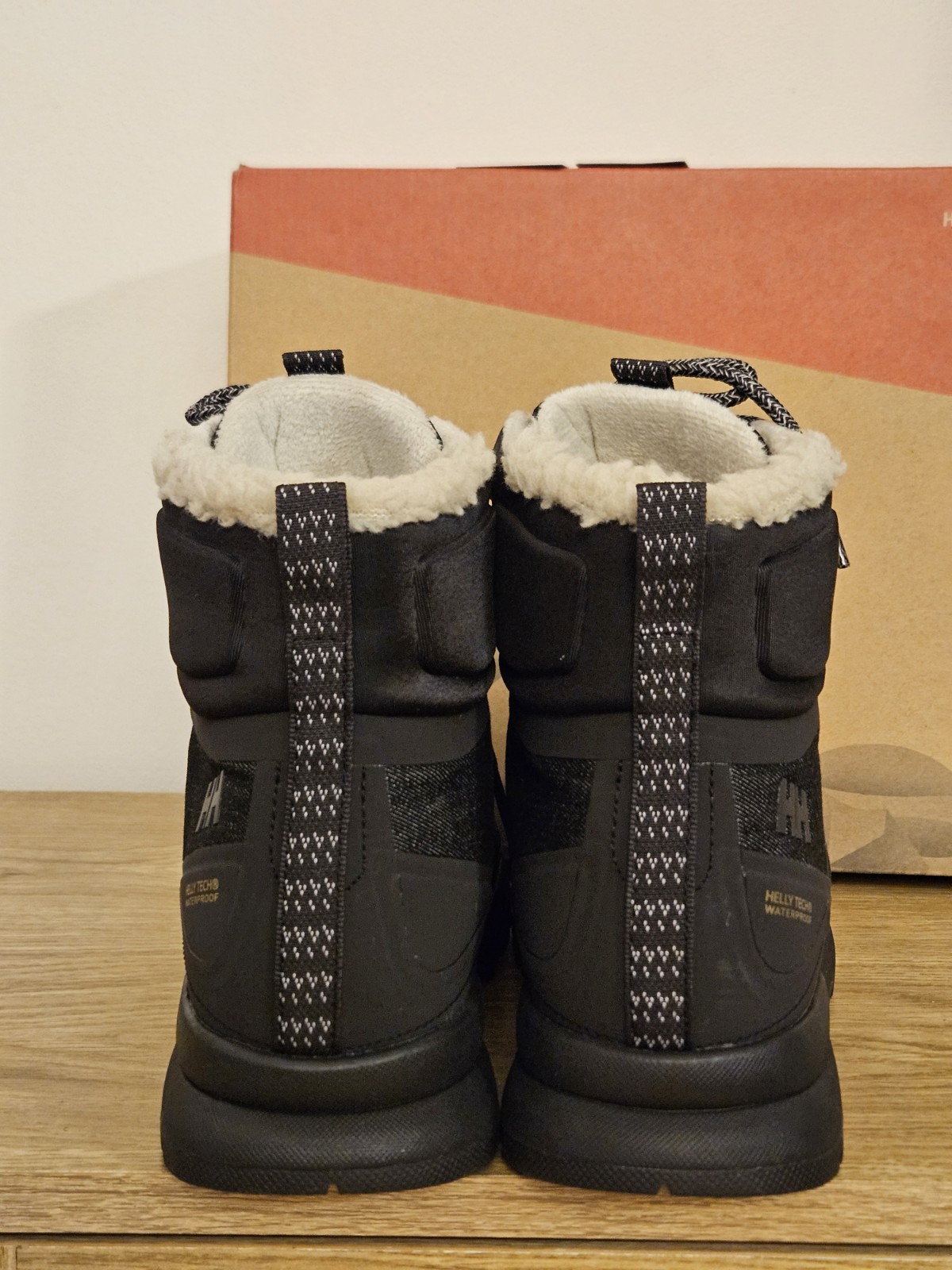 NIB Helly Hansen Whitley Winter Boots Women 7.5 Black Waterproof Insulated New