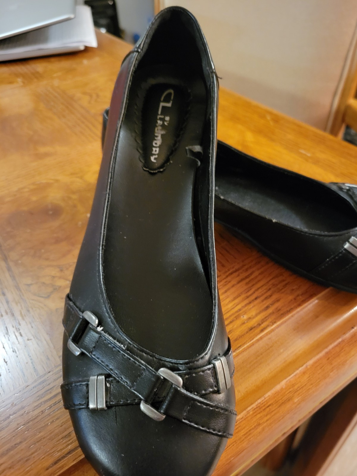 Ladies Faux Leather Shallow Toe Flat By C. L. Laundry. sz 8.5