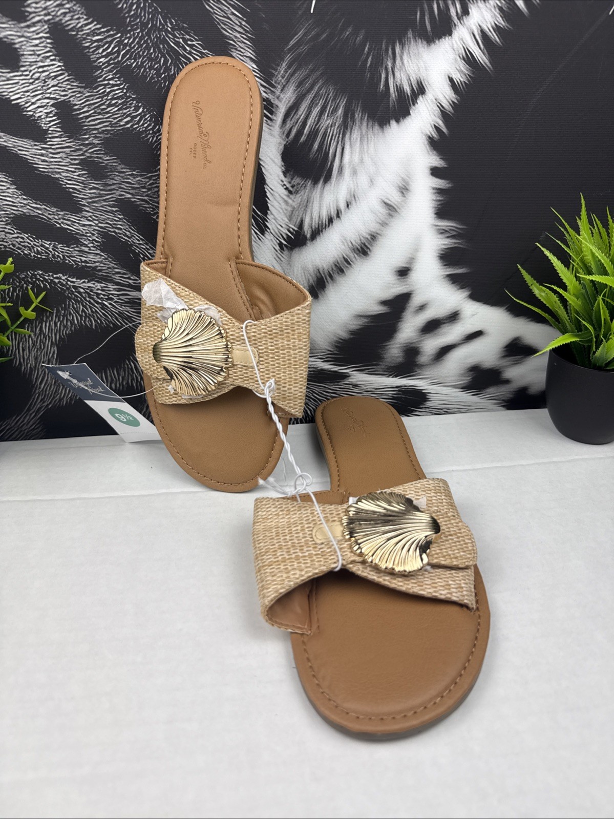 Universal Thread Nesryn Raffia Shell Slide Sandals Tan Wovens Size 9.5 New