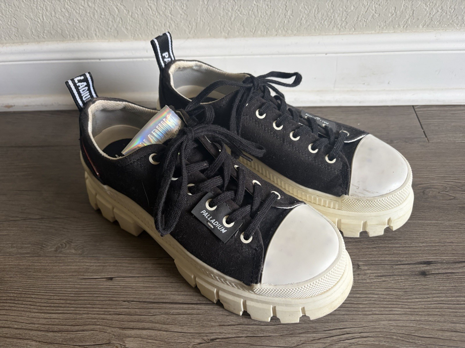 Palladium Women’s Revolt Lo TX Sz 7.5