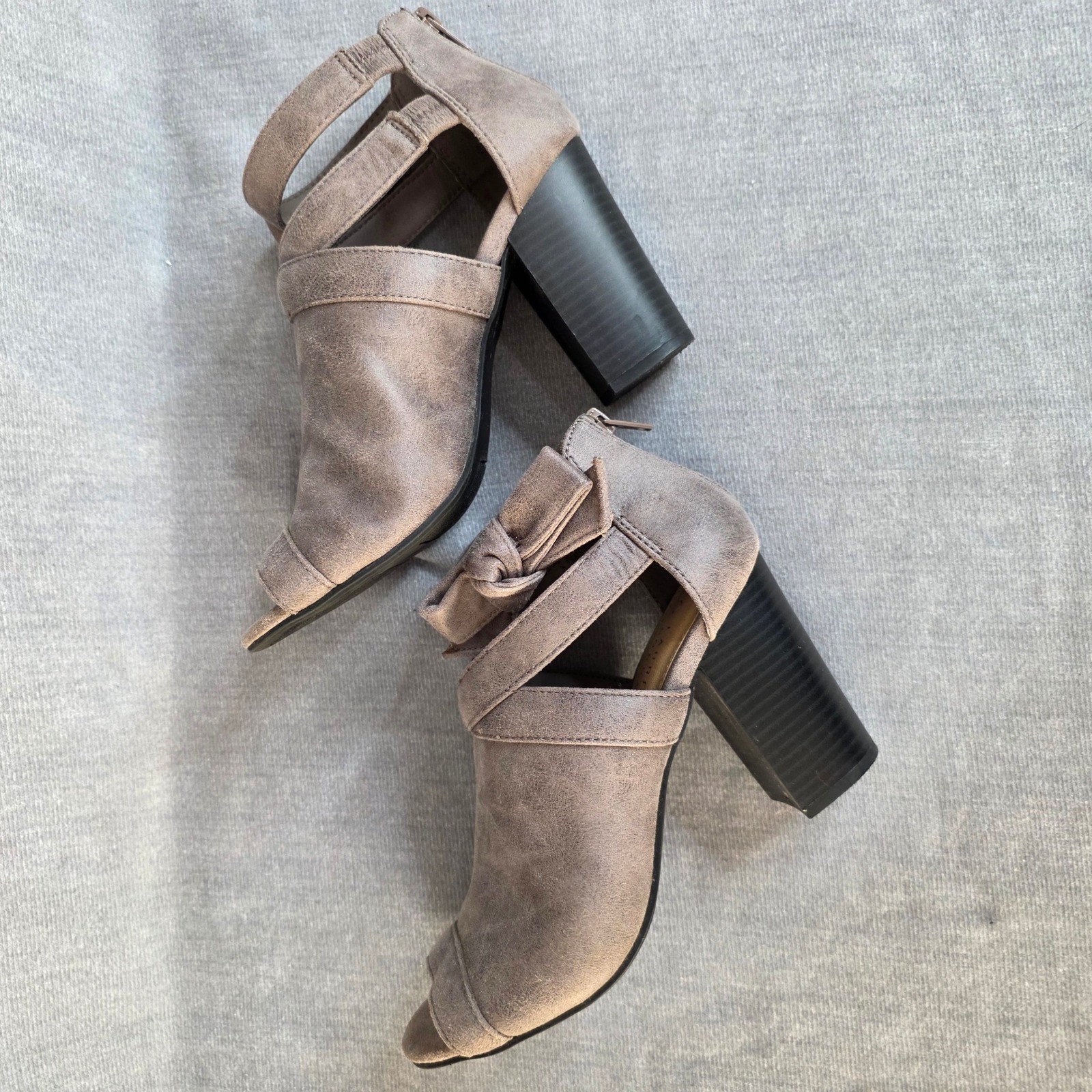 LC Lauren Conrad Peep Toe Booties Womens 7 Grey Java Bow Cut Out Block Heel