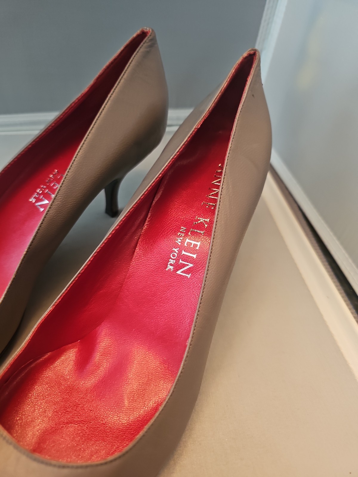 Women’s Anne Klein Gray Pointed Toe 2.5 Inch Heel Pump, Size 11 M Madein Italy