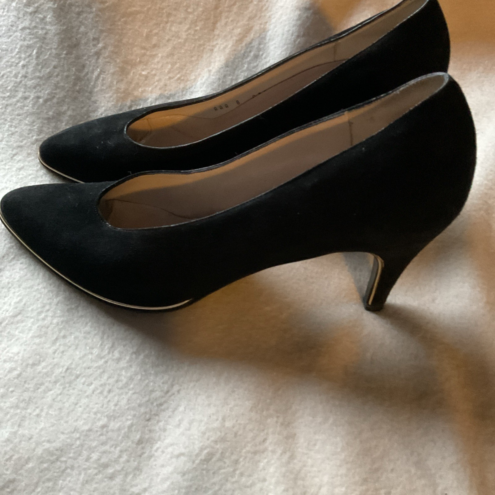 Bruno Magli BLACK Vintage Suede Pumps, Slip On 3.25″ HEEL Size 8AAA