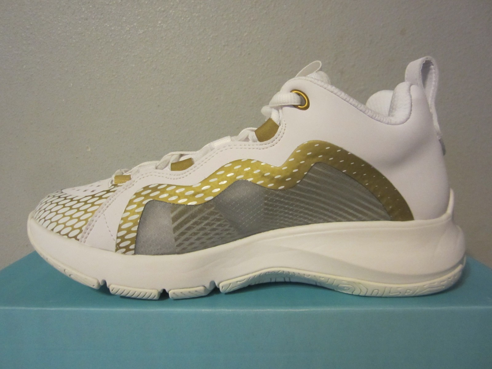 NIB Rip-It Rip It Future Court Volleyball white/gold sz 7 Womens $140