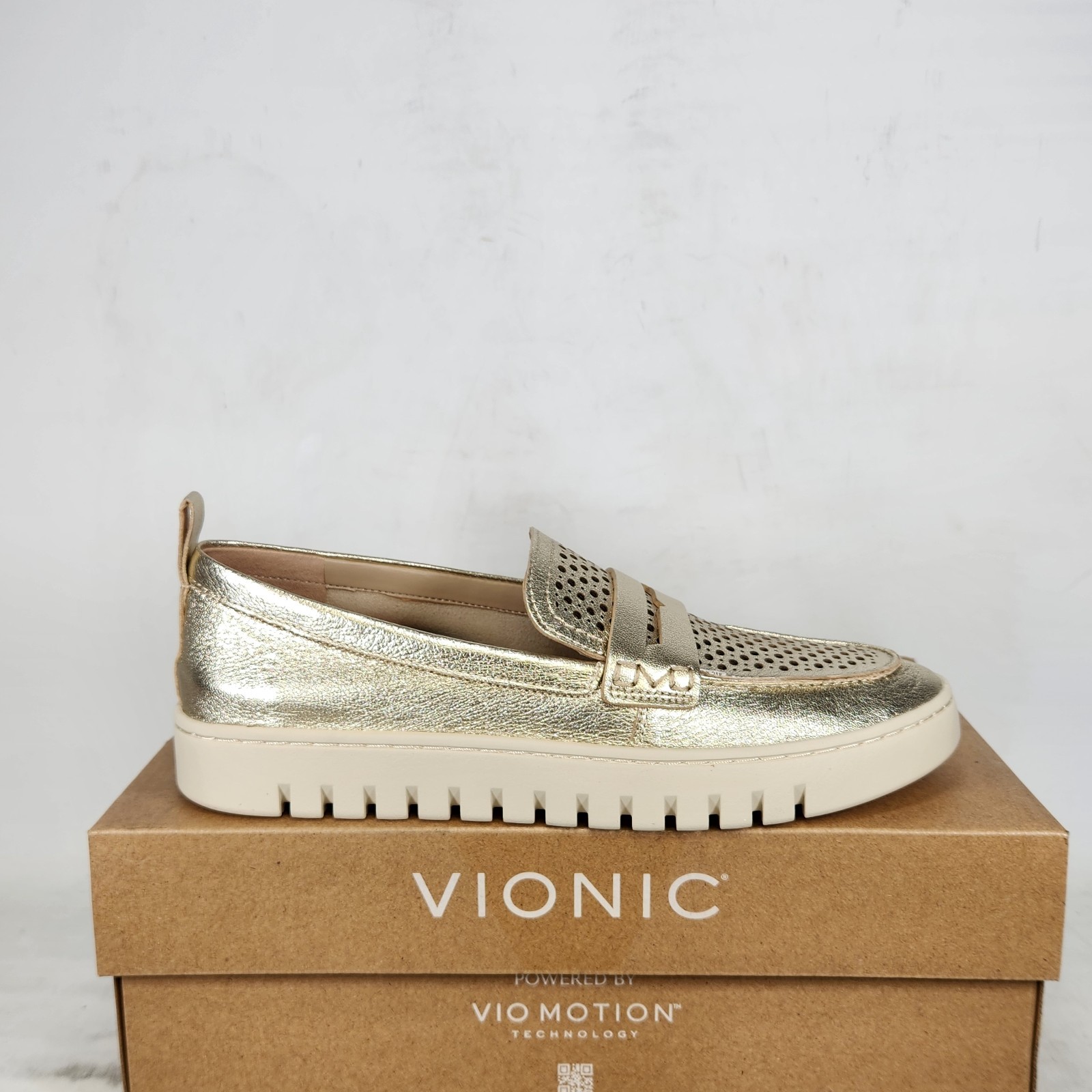 7 WOM – Vionic Uptown Perf – Gold LEATHER