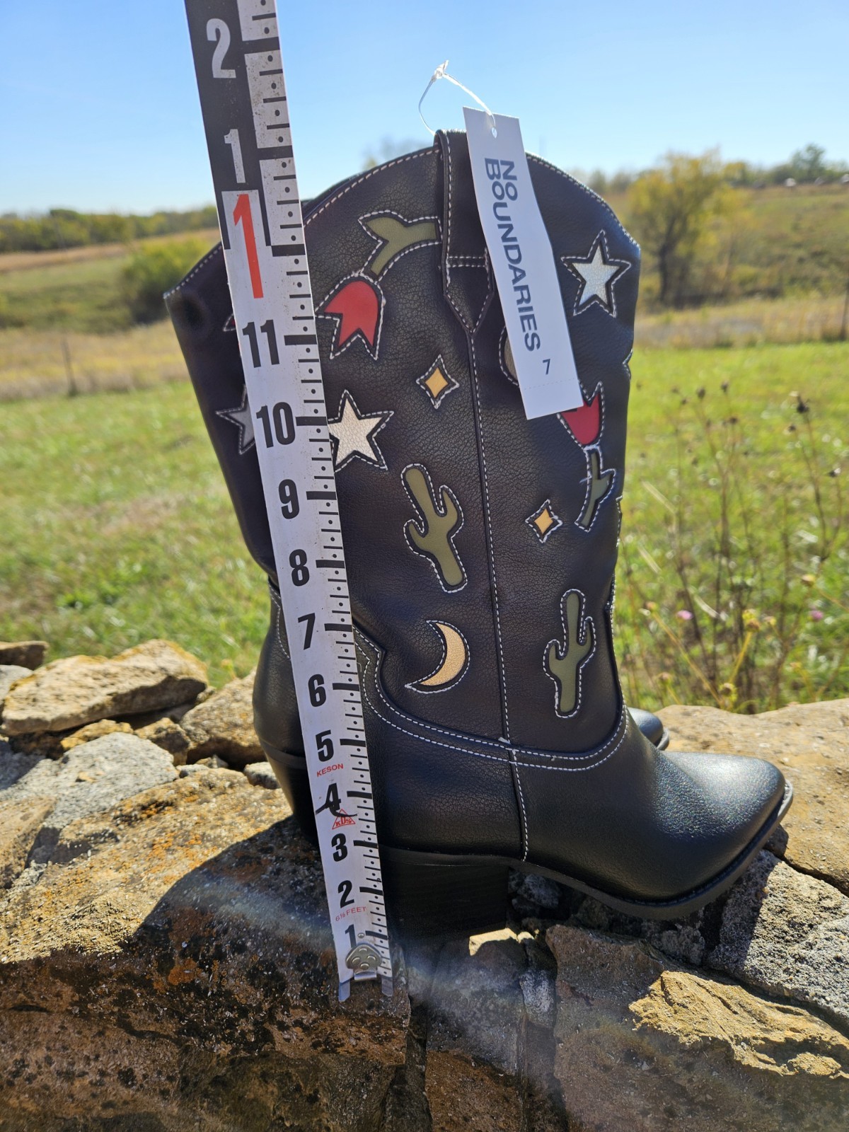 Size 7 ladies women’s memory foam zip up cowgirl boots with graphics