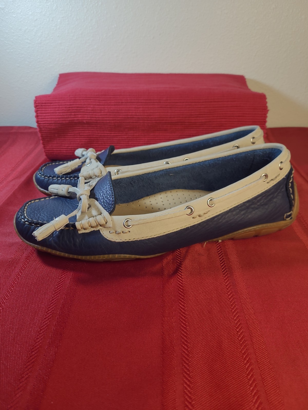 L.L. Bean Women’s Leather Moccasins Boat Shoes Size 11 Cream And Navy Blue