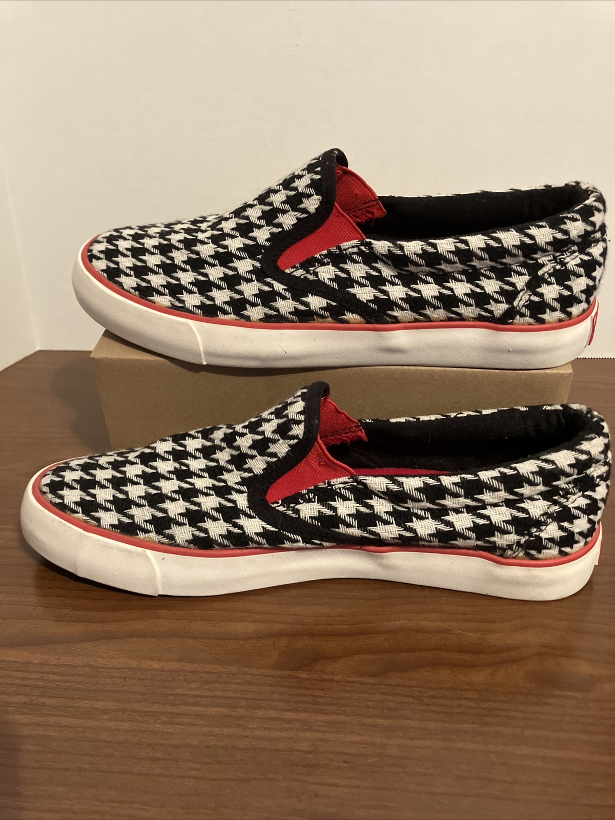 Gotta Flurt Women’s 7 Houndstooth Coastal Bama Slip On Skate Sneaker