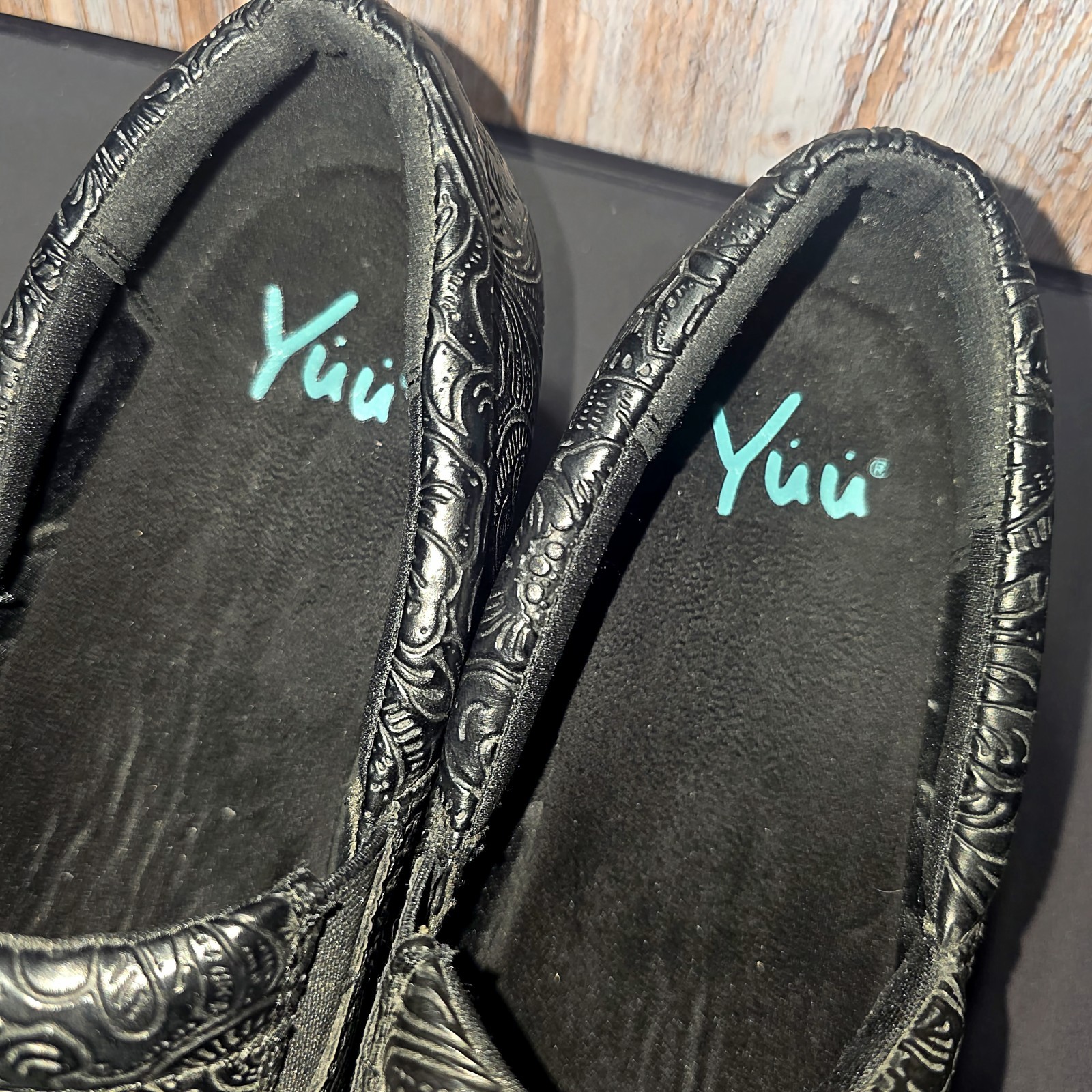 Yuu Bethanee Black Tooled Embossed Leather Floral Paisley Clogs Slip-On Shoes 8W