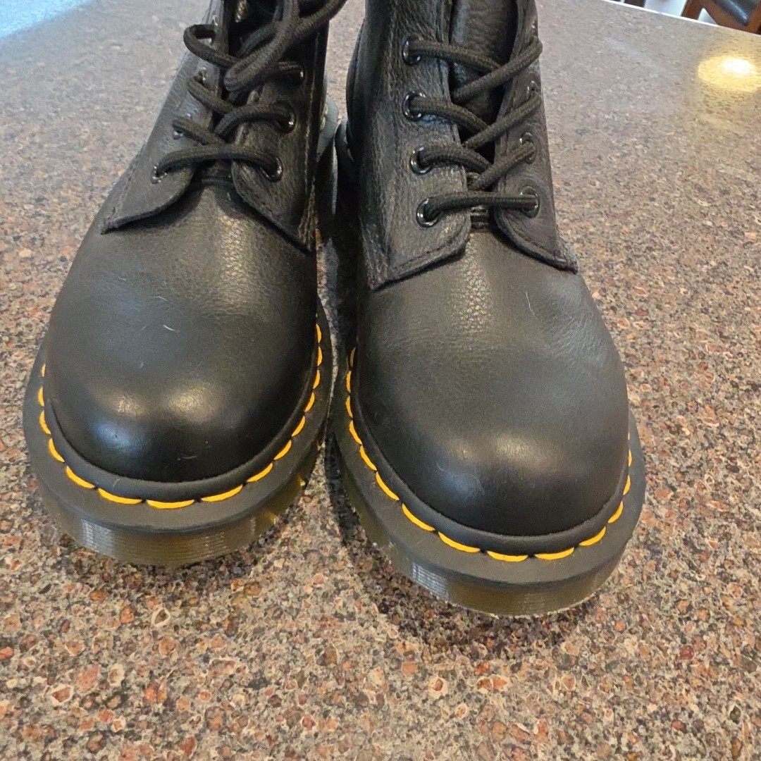 Dr. Martens Pascal 1460 Black Soft Pebbled Leather Boots Wmns Sz US 7 New Combat