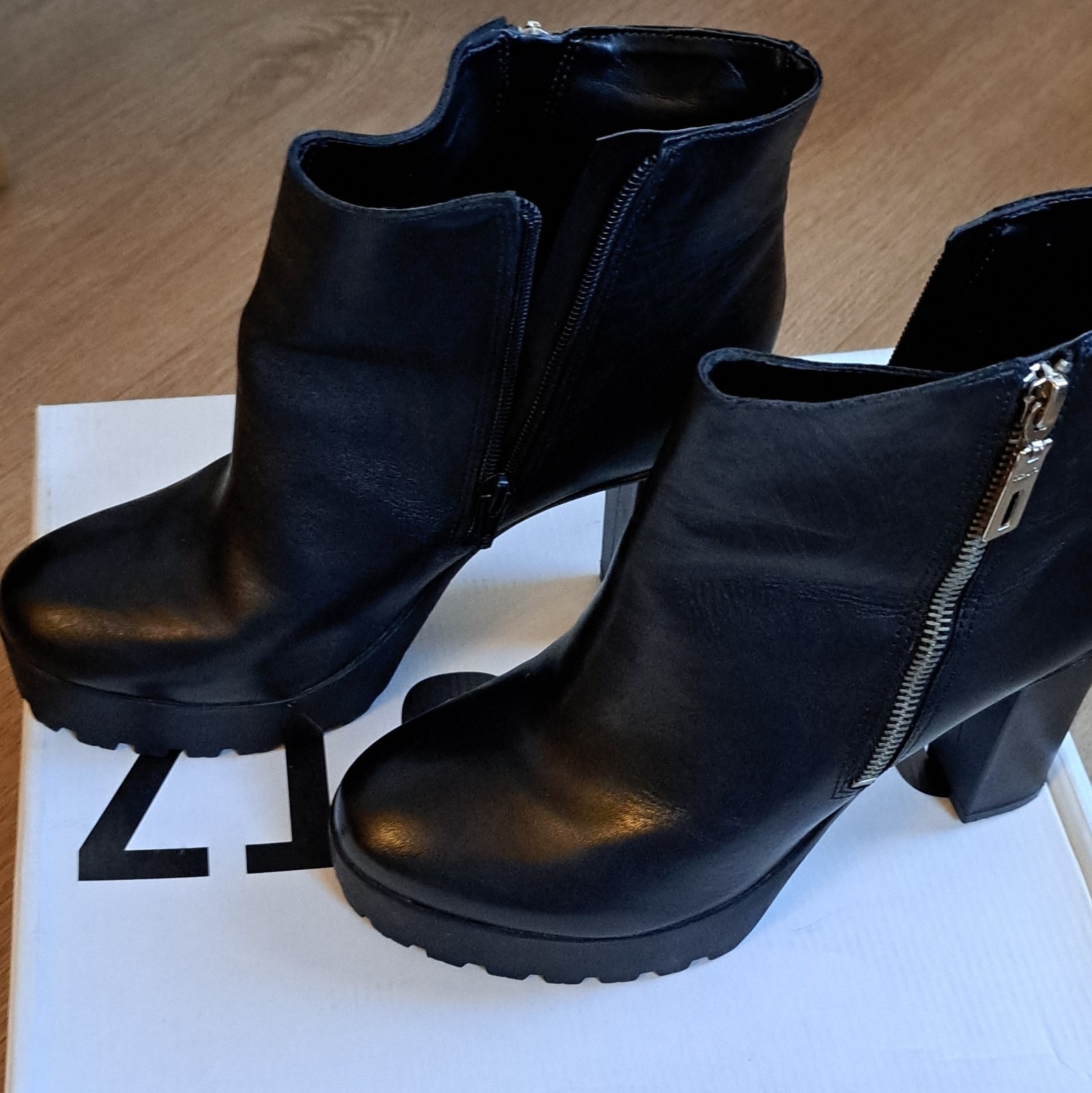 Schutz Neva Black Leather Platform Lug Sole Zip Ankle Bootie US 8B EU38