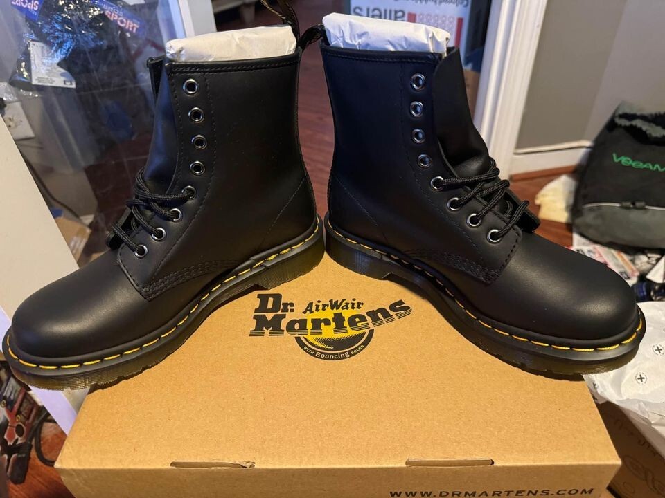 Dr. Doc Martens 1460W Women’s Original Smooth Lace Up Boots – Black, Size 6