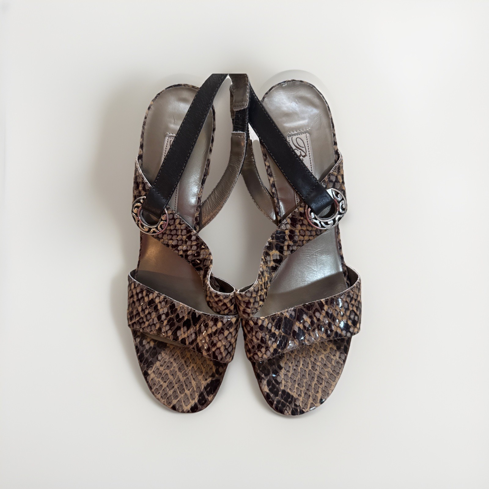 BRIGHTON RIVOLI Beige Brown Snakeskin Med Heel Sandals, Sz 7, MSRP $210
